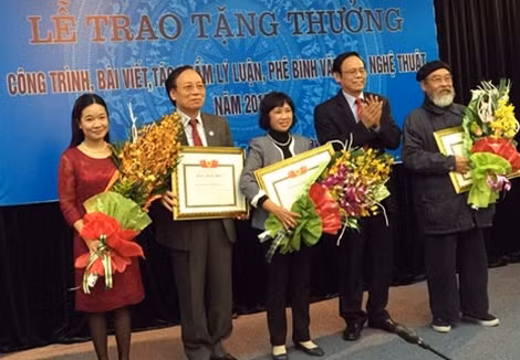 Trao thưởng các tác phẩm loại B.