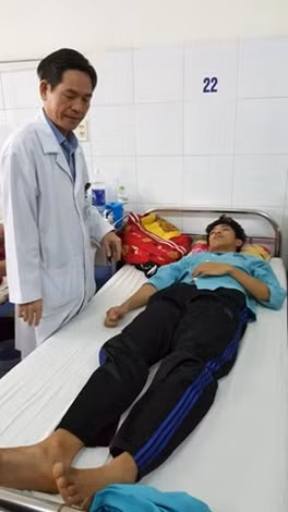 Học sinh Nguyễn Phi Trường (học sinh lớp 9, trường THCS Phan Bội Châu, huyện Hiệp Đức, Quảng Nam) bị bạn cùng lớp đánh hội đồng hiện đang được điều trị tại Khoa ngoại thần kinh BV Đa Khoa Đà Nẵng.