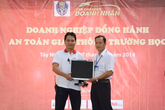 Đại diện CLB Caravan tặng 10 máy vi tính cho nhà trường