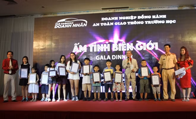 BTC tặng quà cho các cháu bé tham gia Caravan về ATGT