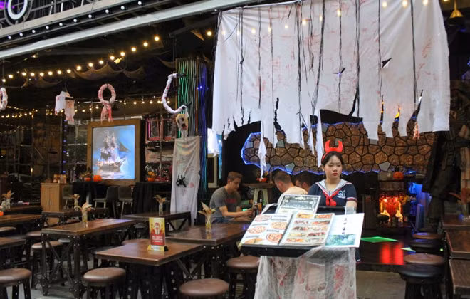 Các quán đã trang hoàng chuẩn bị cho đêm Halloween