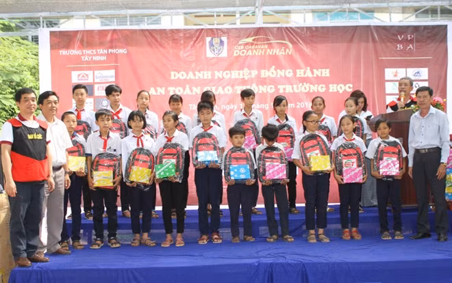 Đại diện CLB Caravan tặng quà cho học sinh