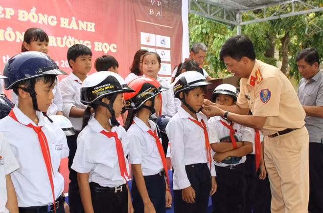 Lãnh đạo Phòng CSGT Công an tỉnh Tây Ninh trao tặng mũ bảo hiểm cho học sinh