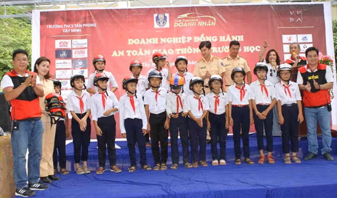 CLB Caravan Doanh nhân và CSGT tặng mũ bảo hiểm cho học sinh