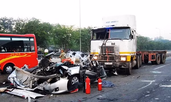 Vụ TNGT làm 5 người chết tại cầu vượt Linh Trung (Thủ Đức, TPHCM). Vụ TNGT làm 5 người chết tại cầu vượt Linh Trung (Thủ Đức, TPHCM).