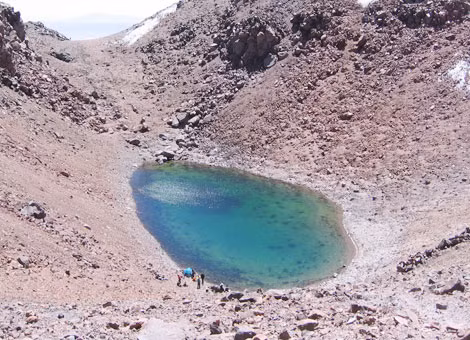 Hồ Licancabur nằm ở phía trên cùng của dãy núi Andes, nơi oxy thấp, độ cao mỏng và bức xạ tia cực tím cao tạo điều kiện tương tự môi trường trên sao Hỏa cổ đại.