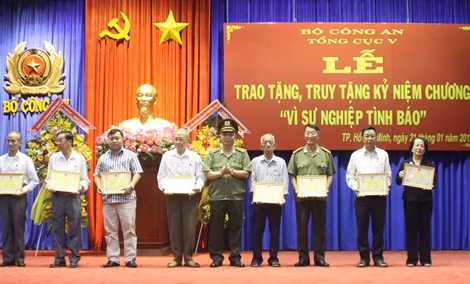 Đồng chí Trung tướng Lê Thanh Bình, Phó Tổng cục trưởng Tổng cục V trao tặng, truy tặng Kỷ niệm chương “Vì sự nghiệp Tình báo cho 153 cán bộ, thân nhân cán bộ điệp báo An ninh miền Nam.