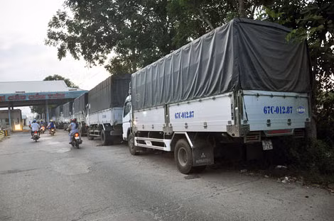 Gần 20 chiếc xe tải chở 170 tấn đường cát của “Tỷ đường” bị cơ quan Công an bắt tại cầu Cồn Tiên (An Phú).
