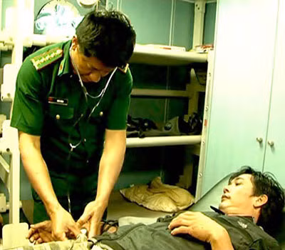 Các y bác sĩ Biên phòng chăm sóc sức khỏe ngư dân.