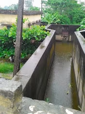 1 trong 2 trạm bơm nước sạch bị bỏ hoang 15 năm nay.