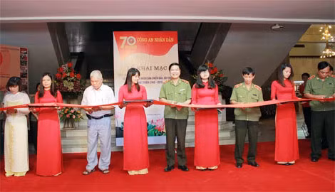 Trung tướng Nguyễn Xuân Mười, Phó Tổng cục trưởng Tổng cục Chính trị CAND cùng các đại biểu cắt băng khánh thành Triển lãm “70 năm CAND chiến đấu, xây dựng và phát triển”.