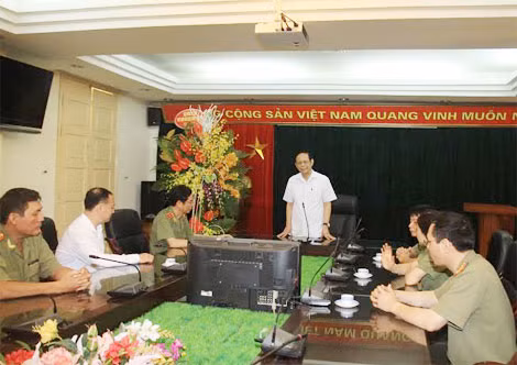 PGS.TS Nguyễn Hồng Vinh, Chủ tịch Hội đồng Lý luận, Phê bình VH-NT Trung ương phát biểu tại buổi gặp mặt, chúc mừng Báo CAND nhân Ngày truyền thống lực lượng CAND PGS.TS Nguyễn Hồng Vinh, Chủ tịch Hội đồng Lý luận, Phê bình VH-NT Trung ương phát biểu tại buổi gặp mặt, chúc mừng Báo CAND nhân Ngày truyền thống lực lượng CAND