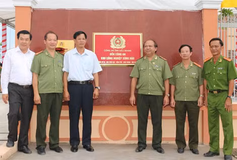 Các đại biểu gắn biển công trình kỷ niệm 70 ngày truyền thống CAND Việt Nam.