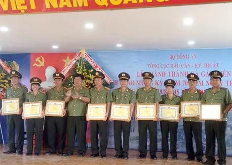 Tổng Cục Hậu cần- Kỹ thuật trao thưởng cho các đơn vị.