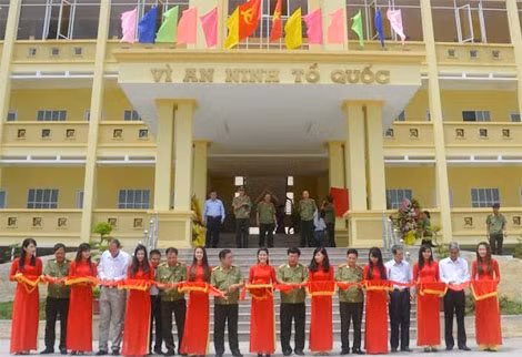 Lãnh đạoTổng Cục cắt băng khánh thành.