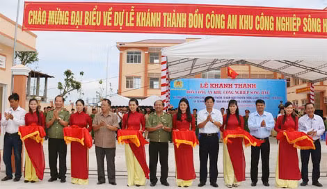 Các đại biểu cắt băng khánh thành Đồn Công an KCN Sông Hậu.