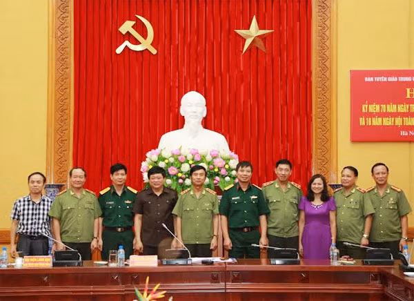 Thượng tướng Đặng Văn Hiếu; đồng chí Nguyễn Thế Kỷ với các đại biểu tham dự họp báo. Ảnh Hiếu Quỳnh.