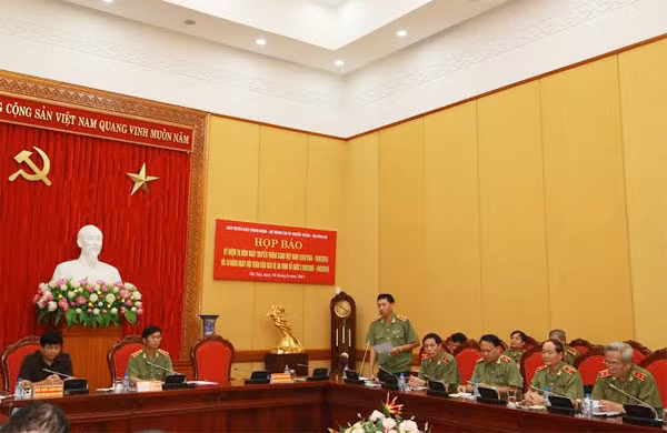 Trung tướng Lê Văn Đệ, Phó tổng cục trưởng Tổng cục Chính trị CAND báo cáo kết quả công việc đã và đang triển khai thực hiện các hoạt động kỷ niệm.
