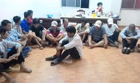 Các con bạc bị bắt quả tang cùng tang vật.