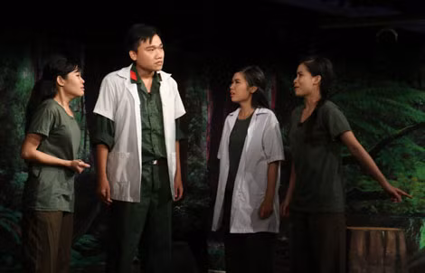 Một cảnh trong vở “Người đàn bà uống rượu”.