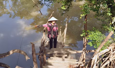 Bà Gấu chỉ nơi xác con “tìm” về bến sông trước nhà.