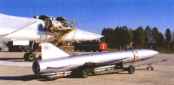 Tên lửa KH-55MS chuẩn bị gắn lên cánh Thiên nga trắng.