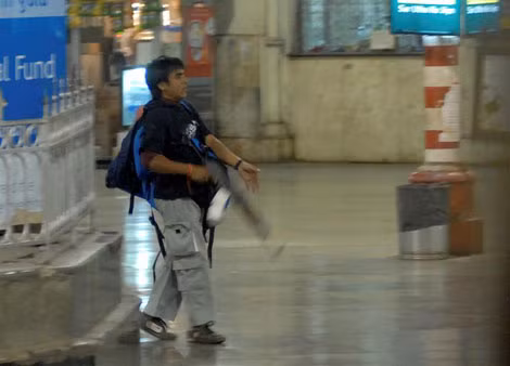 Ajmal Kasab, kẻ sống sót duy nhất trong 10 tên khủng bố tham gia vụ tấn công ở Mumbai. Ajmal Kasab, kẻ sống sót duy nhất trong 10 tên khủng bố tham gia vụ tấn công ở Mumbai.