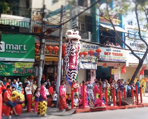 Một đoàn lân biểu diễn trên đường Võ Văn tần, quận 3