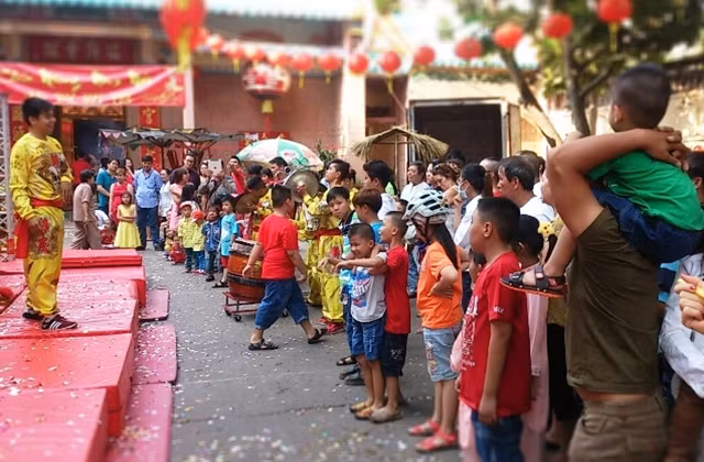 Múa lân đầu năm thu hút nhiều người dân theo dõi, đặc biệt là trẻ em