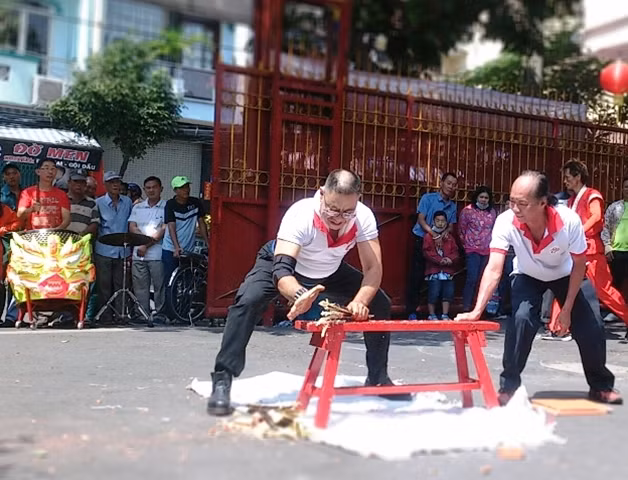 Một võ sư sử dụng tay không để đập nát cây mía