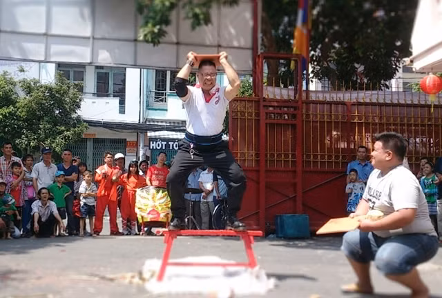 Xen kẽ với các tiết mục múa lân, sư tử là biểu diễn nội công