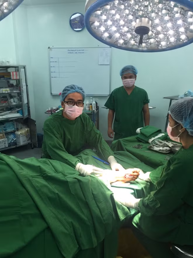 BS CK I Trần Phước Bình – Khoa Chấn thương chỉnh hình BV Chợ Rẫy trong phòng mổ cho bệnh nhân Campuchia bị tai nạn lao động đêm Giao thừa.