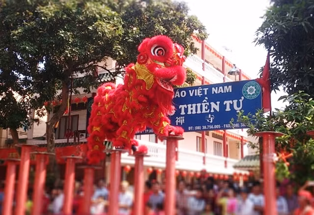 Một đoàn lân biểu diễn trên đường Trần Văn Kiểu, quận 6