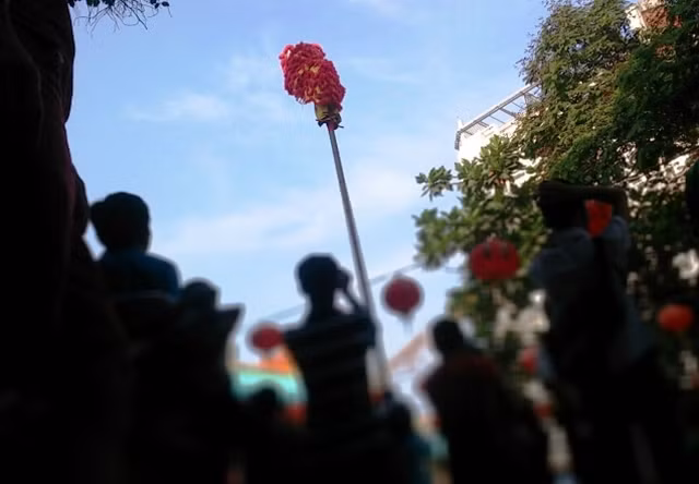 Một màn múa lân trên cột tre cao gần 10m