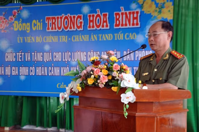 Đại tá Trần Kim Thẩm, Phó Tổng biên tập Báo CAND chúc Tết đồng bào bà con huyện Cần Giuộc.