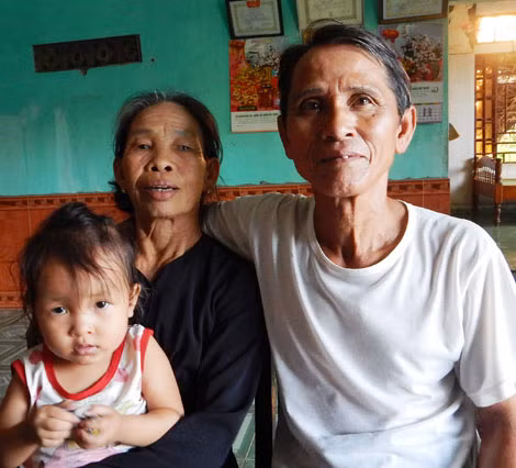 Ông Nghi và bà Hoa hạnh phúc bên con cháu trong ngôi nhà nhỏ bên dòng Bến Hải.
