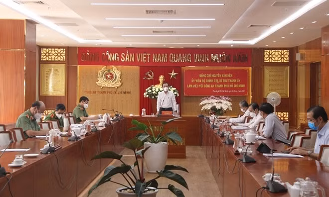 Bí thư Thành ủy Nguyễn Văn Nên làm việc với Công an TP Hồ Chí Minh vào chiều 30/6.