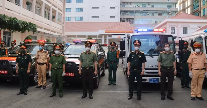 Lãnh đạo Công an TP Hồ Chí Minh và Bộ Tư lệnh TP Hồ Chí Minh tại buổi ra quân.