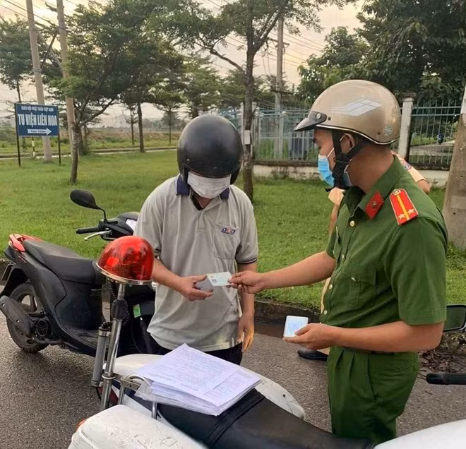 Công an thị xã Phú Mỹ kiểm tra, xử lý một trường hợp vi phạm giãn cách xã hội.