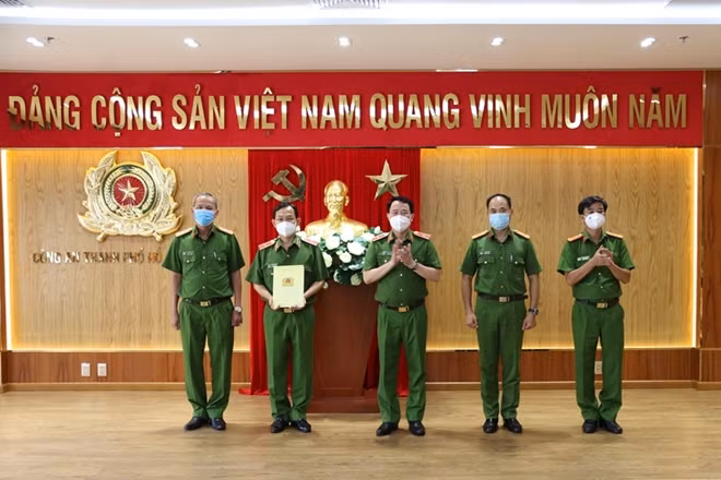 Thứ trưởng Lê Quốc Hùng trao khen thưởng cho Công an TP Hồ Chí Minh.