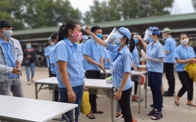 Công nhân được đánh giá là nhóm có nguy cơ cao, cần thực hiện quyết liệt và hiệu quả các biện pháp kiểm soát dịch bệnh.