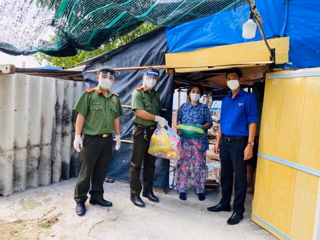 Đoàn Thanh niên Công an TP Vũng Tàu tặng quà người dân bị ảnh hưởng do dịch COVID-19.