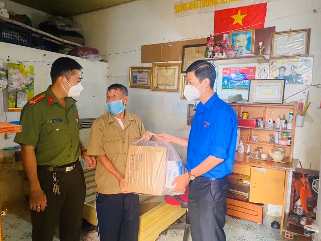 Đoàn Thanh niên Công an TP Vũng Tàu tặng quà người có công với Cách mạng.