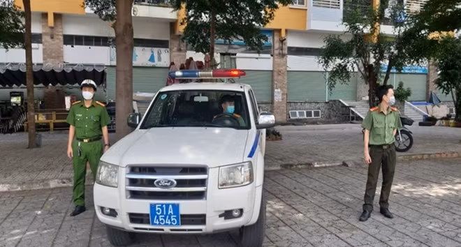 Công an TP Thủ Đức tuyên truyền về phòng, chống dịch COVID-19 và các loại tội phạm tại khu dân cư địa bàn phường Linh Đông.