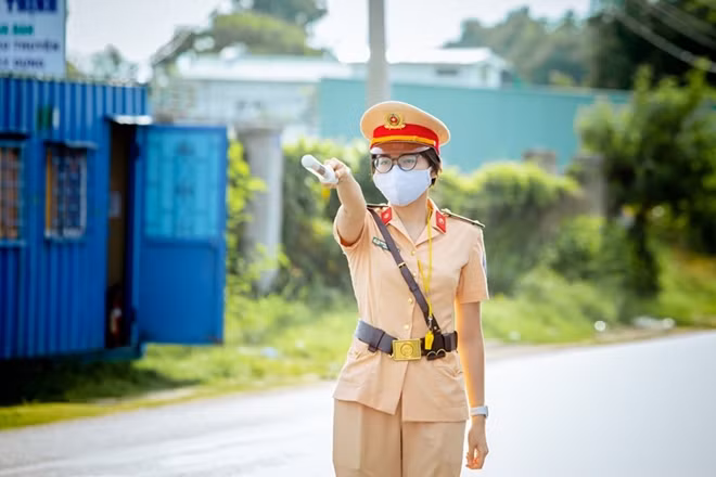 Trung úy Nguyễn Phạm Ngọc Hà, Đội CSGT - Trật tự, Công an TP Vũng Tàu thực hiện nhiệm vụ kiểm soát người, phương tiện đi vào tỉnh tại các chốt kiểm dịch COVID-19 trên Quốc lộ 51.