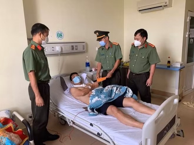 Đại diện lãnh đạo Công an tỉnh Bà Rịa – Vũng Tàu đến thăm hỏi, động viên và tặng quà Thượng úy Hoàng Văn Dương.