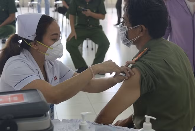 Cán bộ, y bác sĩ, nhân viên y tế BV Công an TP Hồ Chí Minh tiêm ngừa vaccine phòng COVID-19 cho CBCS.
