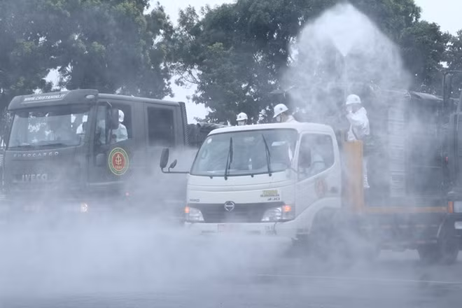Phun khử khuẩn trên mặt đường phố ở TP Thủ Đức.