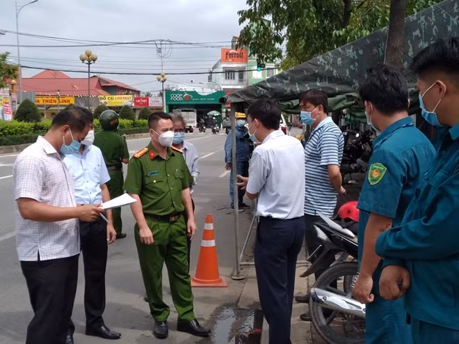 Thượng tá Phạm Đình Ngọc, Trưởng Công an quận 12 cùng lãnh đạo UBND quận đã tới động viên lực lượng làm nhiệm vụ tại trạm kiểm soát khu vực chân cầu Phú Long.