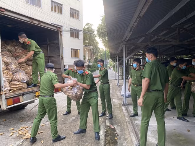 Đầu cầu phía Nam tại TP Hồ Chí Minh tiếp nhận số hàng này.